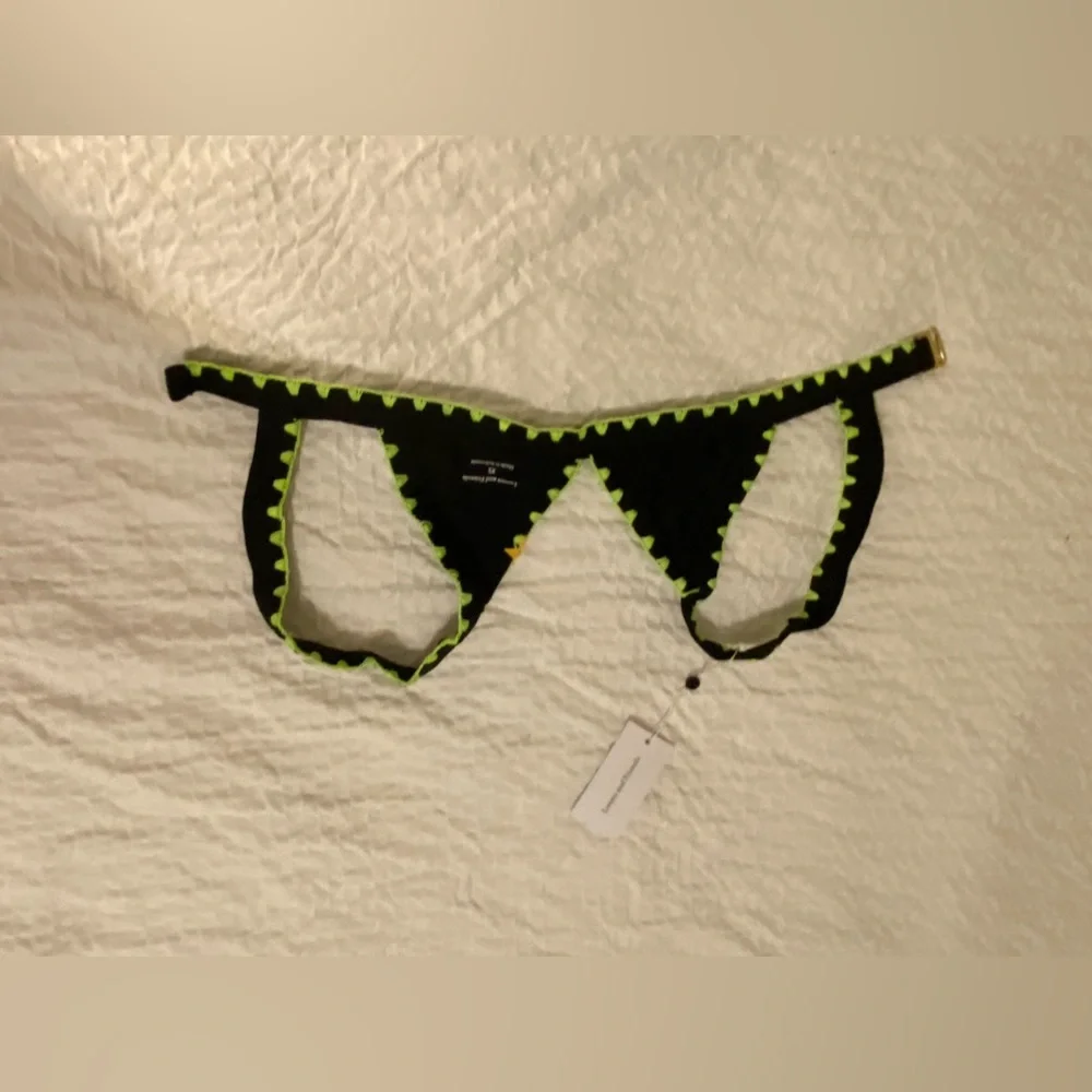 Adrift Top in Black & Green
Lovers and Friends - Picture 2 of 5